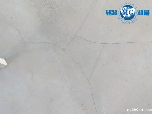 都说石膏基自流平抗开裂，可为啥到处开裂？