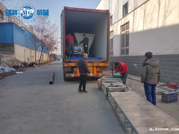 索马里半自动开云足球电竞发货现场